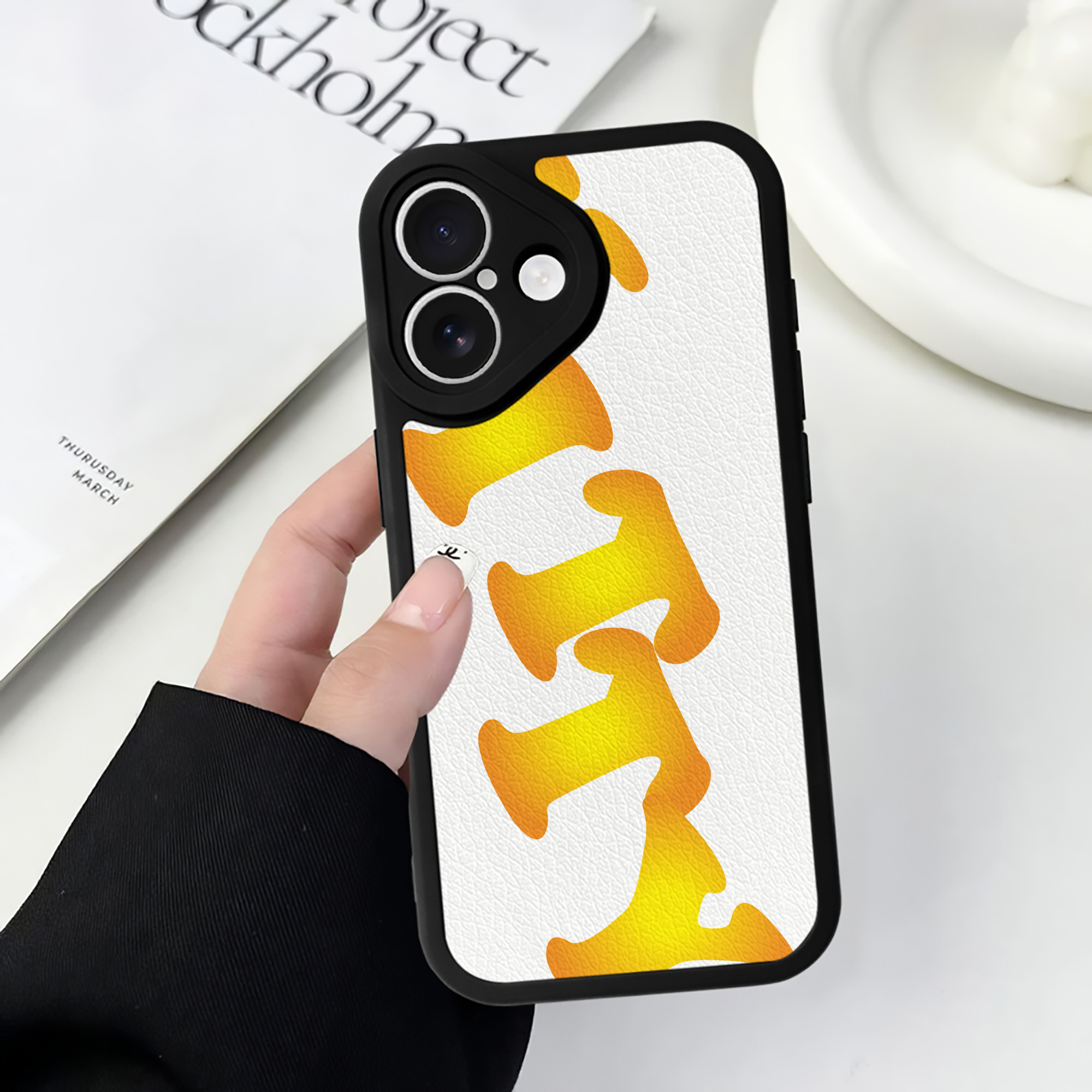 （画像用） Hello Kitty ハローキティ 【iPhone 16シリーズ対応】シリコンスマホケース（レザー調） 材質：シリコン
